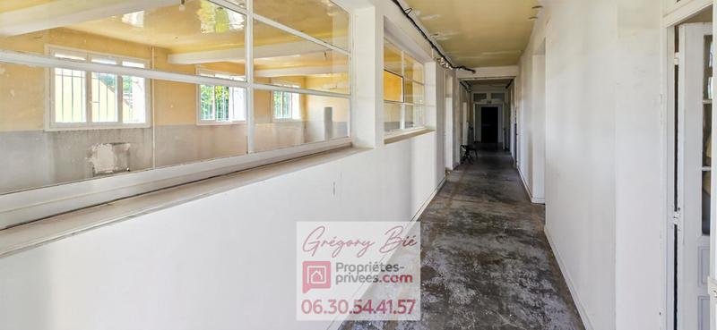 Maison - 1 000 m² - 40 pièces