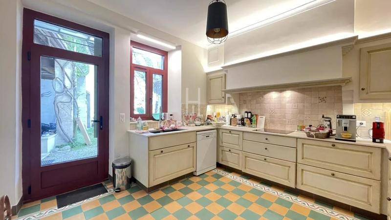 Propriété - 300 m² - 8 pièces