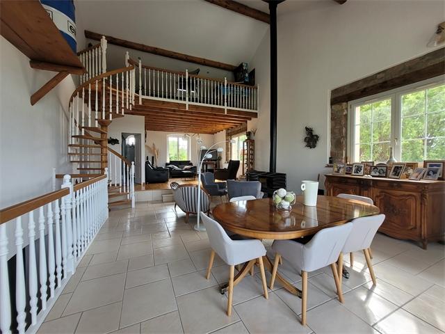 Maison - 250 m² - 8 pièces