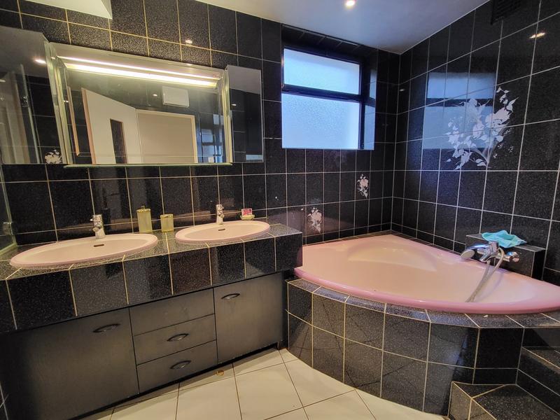 Maison - 275 m² - 11 pièces