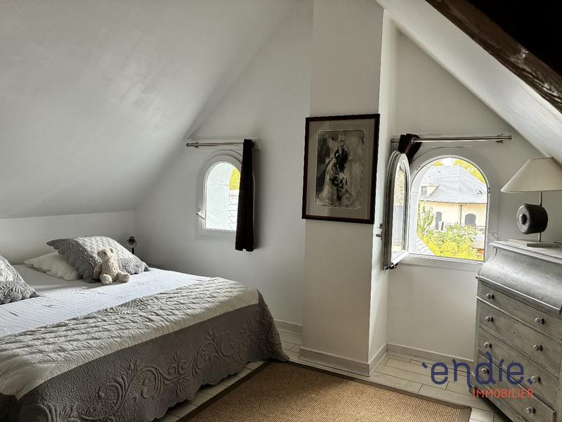 Maison - 230 m² - 8 pièces