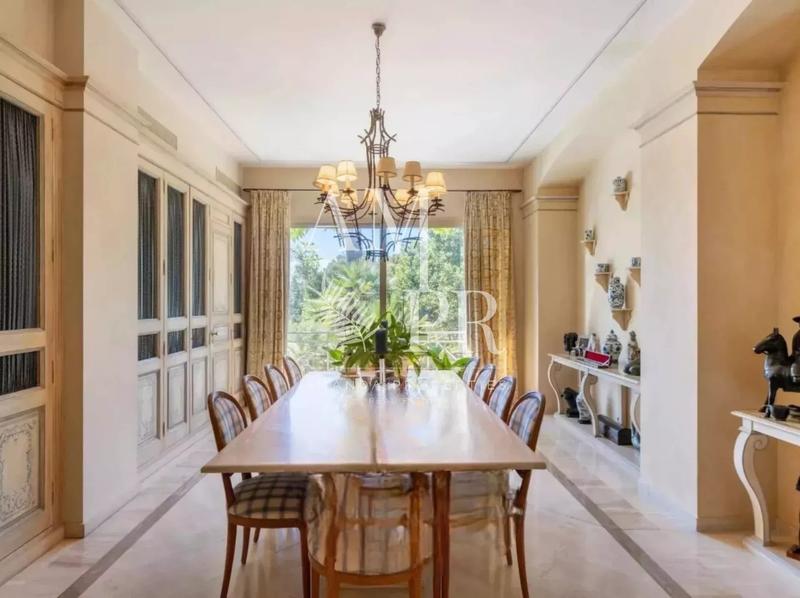 Maison - 682 m² - 11 pièces