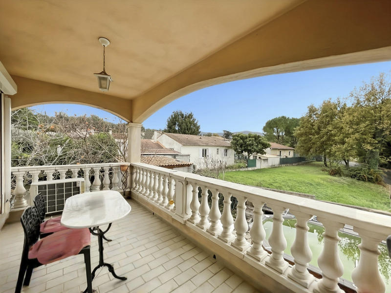 Maison - 216 m² - 9 pièces