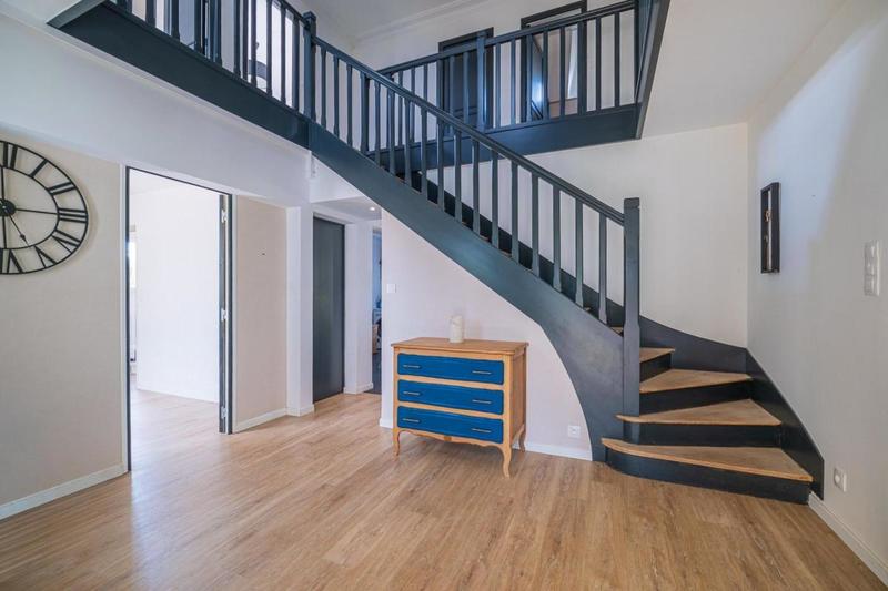 Maison traditionnelle - 261 m² - 6 pièces