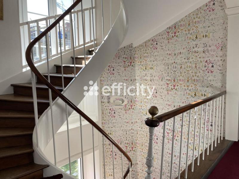 Maison - 392 m² - 10 pièces