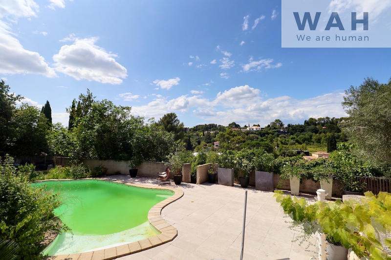 Maison - 300 m² - 10 pièces