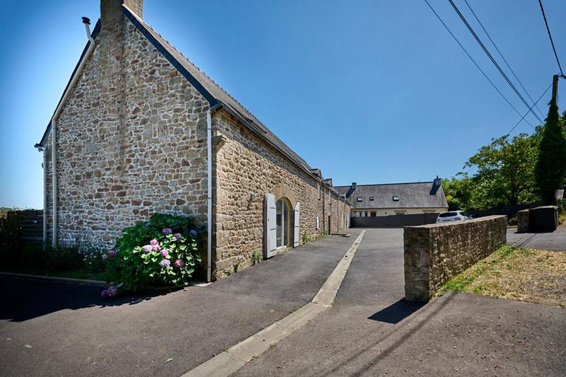 Longère - 2 318 m² - 20 pièces