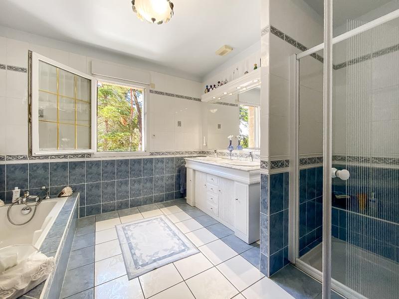 Maison - 224 m² - 9 pièces