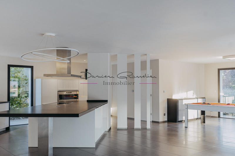 Maison - 350 m² - 8 pièces