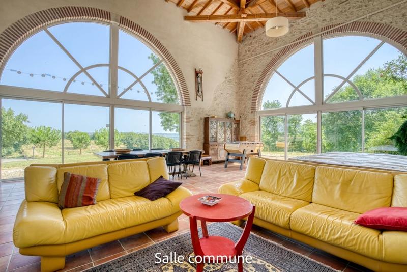 Propriété - 210 m² - 14 pièces