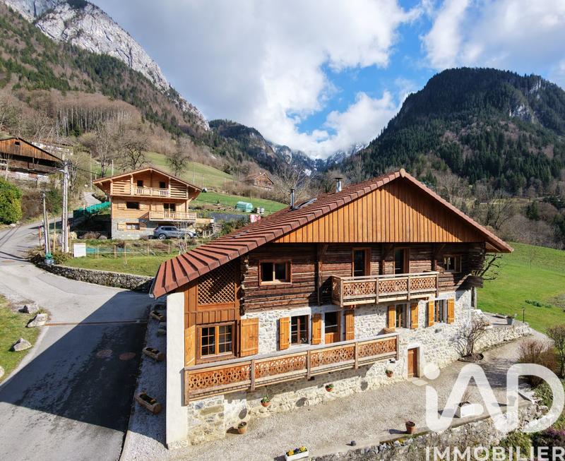 Maison - 221 m² - 7 pièces