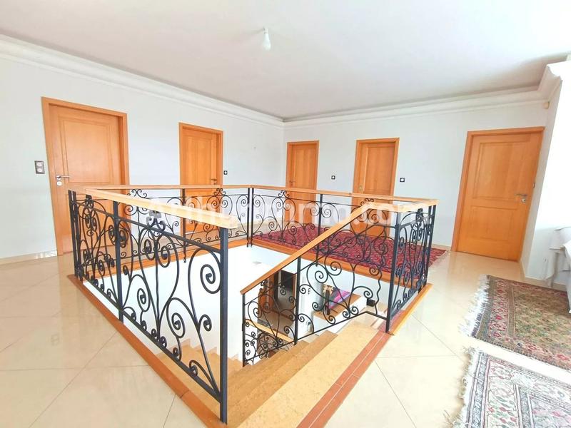 Maison - 280 m² - 6 pièces