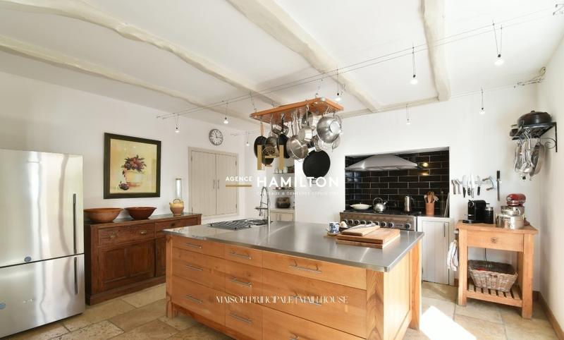 Propriété - 245 m² - 9 pièces