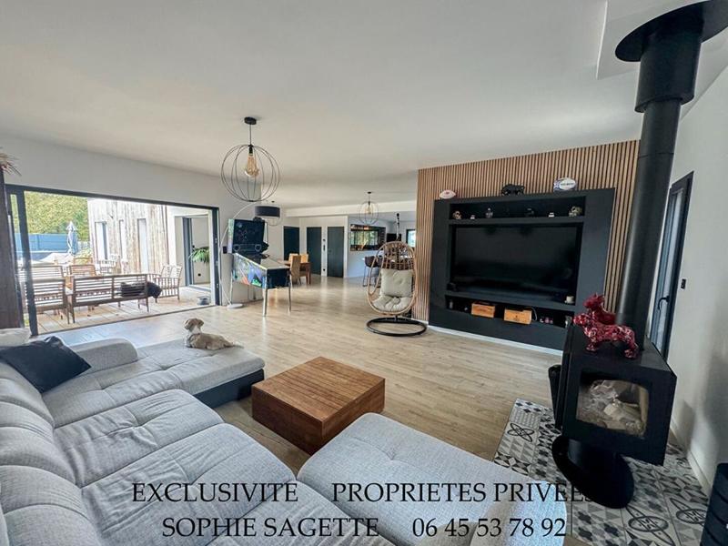 Maison - 257 m² - 8 pièces