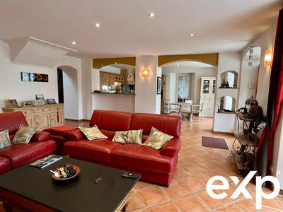 Maison traditionnelle - 248 m² - 10 pièces