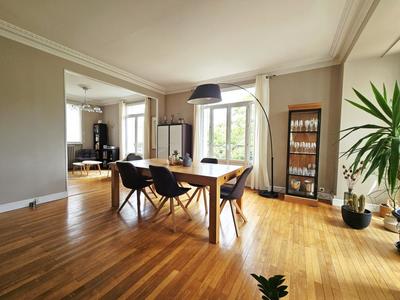 Maison - 251 m² - 10 pièces