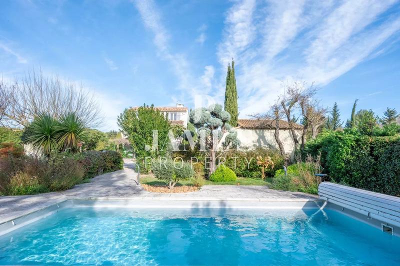 Maison - 210 m² - 8 pièces