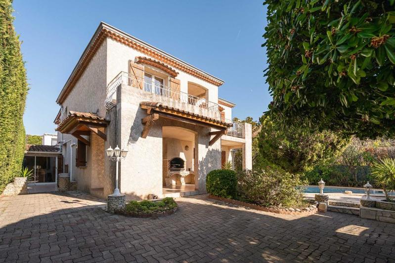 Villa - 222 m² - 6 pièces