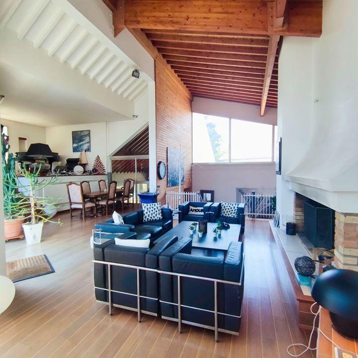 Maison - 250 m² - 8 pièces