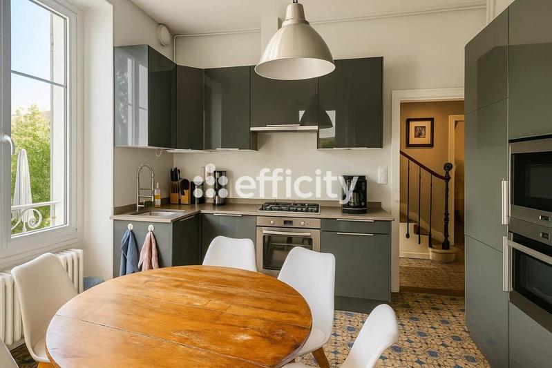 Maison - 304 m² - 9 pièces