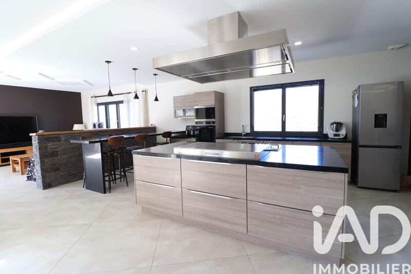 Maison - 239 m² - 7 pièces