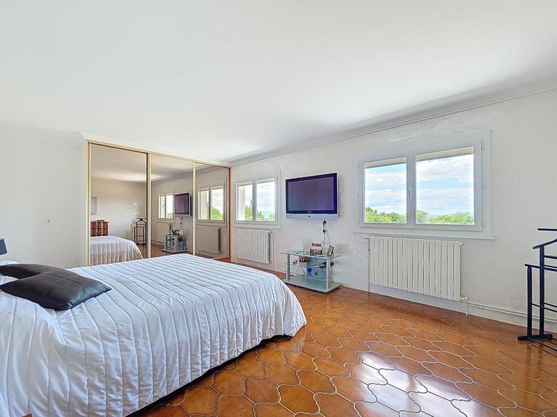 Maison - 240 m² - 6 pièces