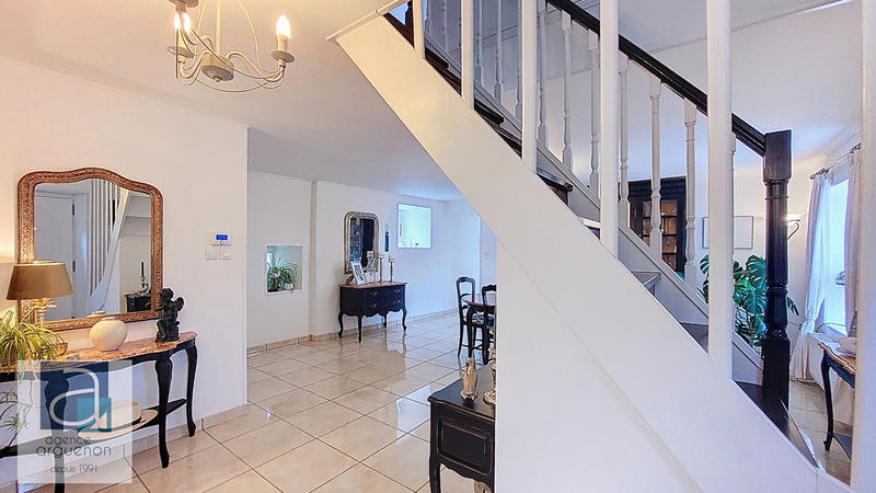 Maison - 230 m² - 8 pièces