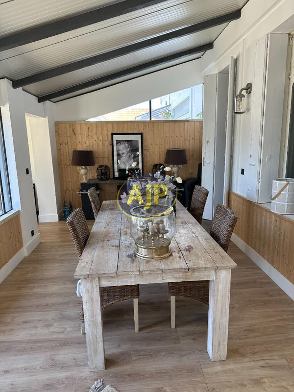 Maison - 262 m² - 6 pièces