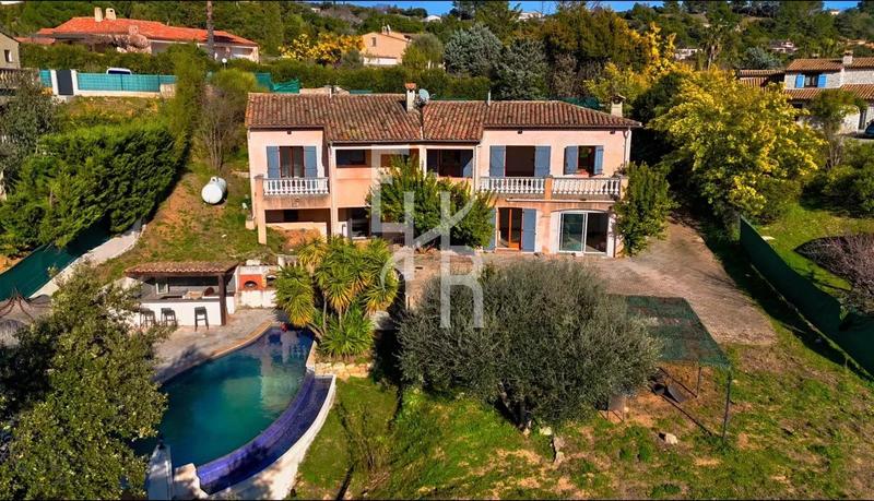 Maison - 220 m² - 8 pièces