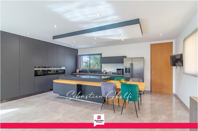 Maison - 207 m² - 7 pièces