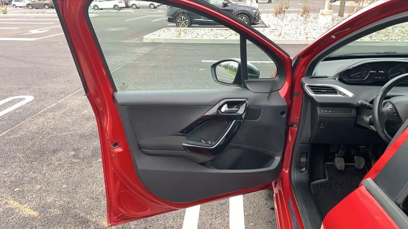 Peugeot 208 I 1.2 PureTech 82 Style - 5 places
