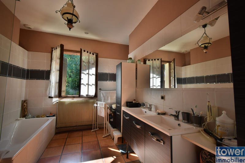 Maison - 228 m² - 8 pièces