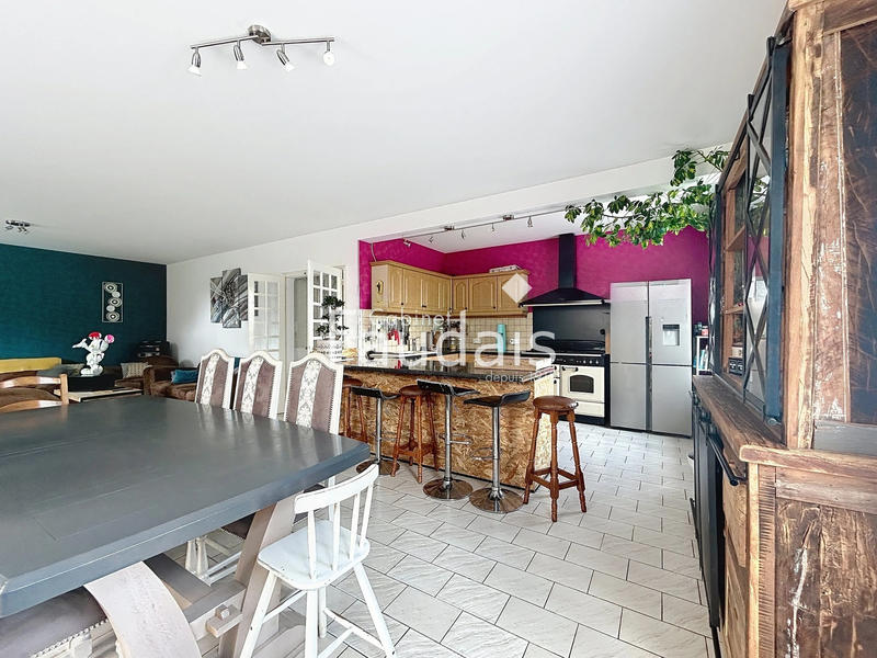 Maison - 233 m² - 10 pièces