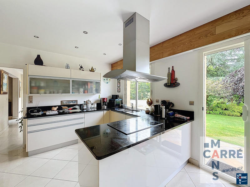 Maison traditionnelle - 275 m² - 7 pièces