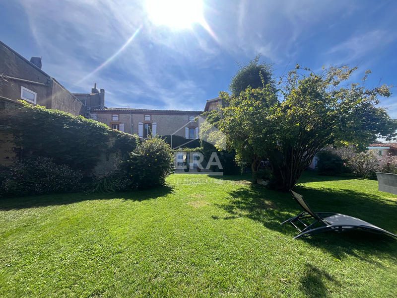 Maison - 370 m² - 8 pièces