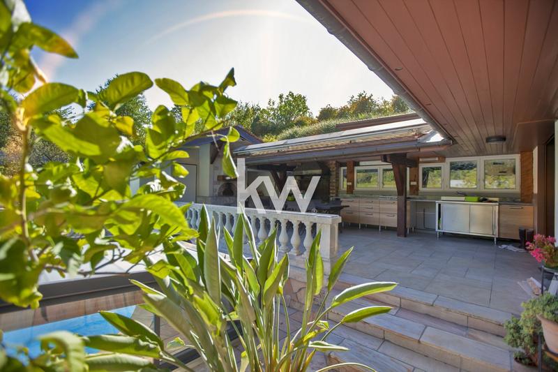 Maison - 250 m² - 6 pièces