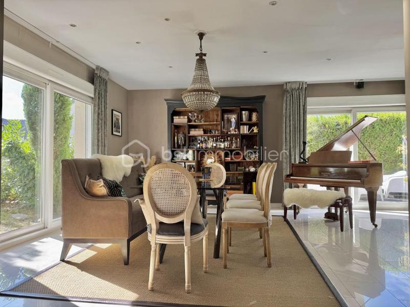 Maison - 250 m² - 8 pièces