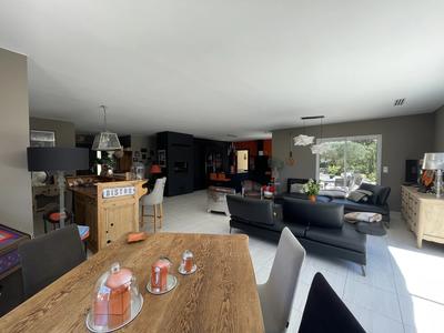 Maison - 180 m² - 6 pièces