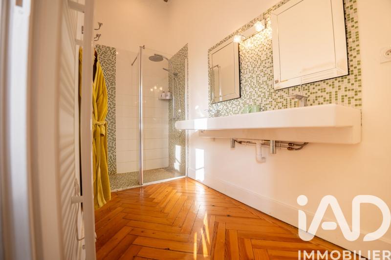 Maison - 890 m² - 18 pièces