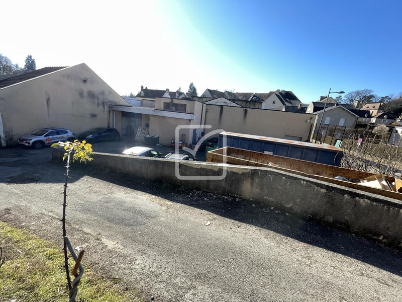 Maison - 1 960 m² - 17 pièces