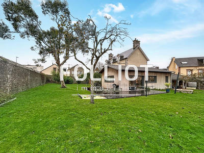 Maison - 240 m² - 8 pièces