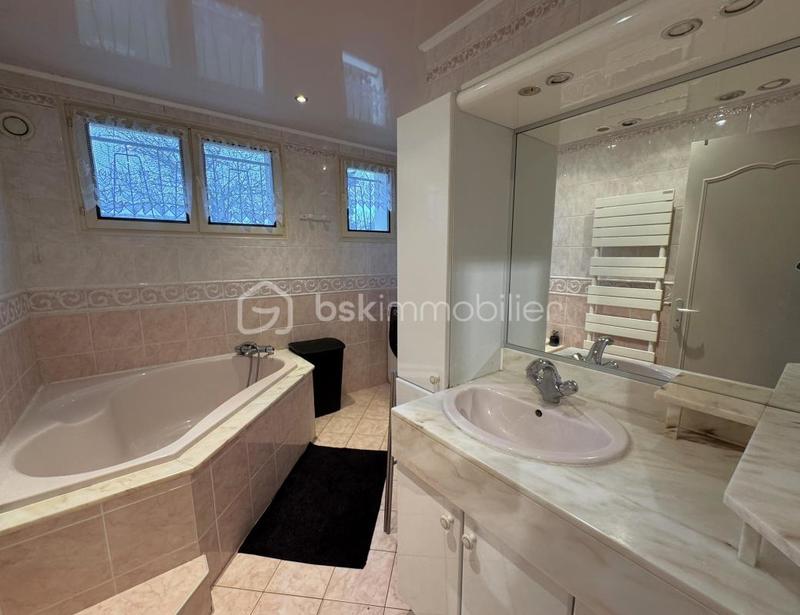 Maison traditionnelle - 169 m² - 7 pièces