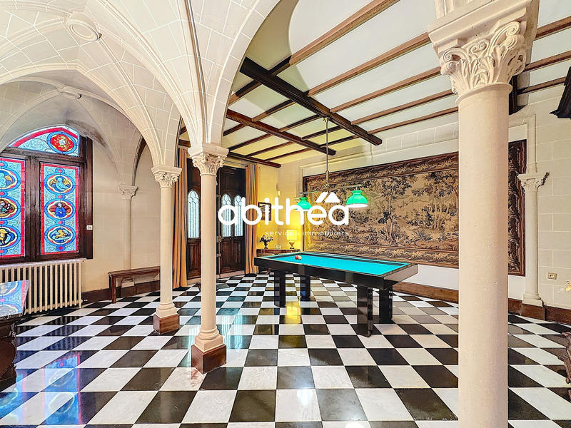 Maison - 370 m² - 12 pièces