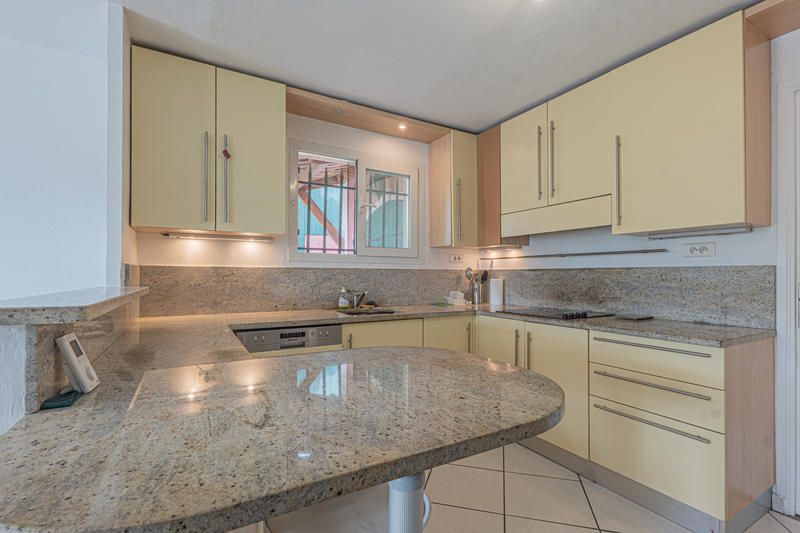 Maison - 205 m² - 9 pièces