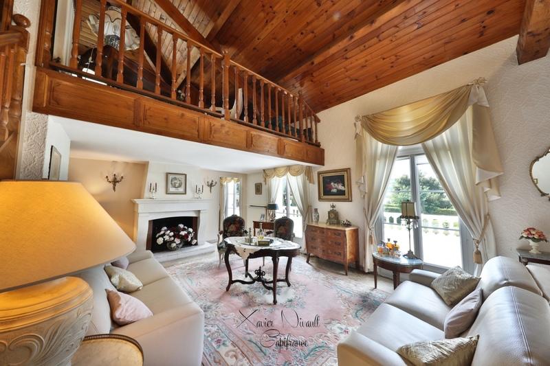 Maison - 238 m² - 6 pièces