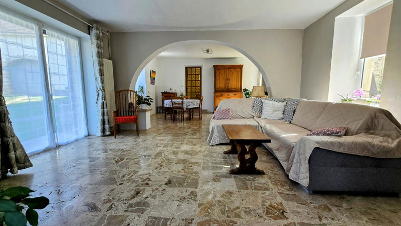 Propriété - 251 m² - 9 pièces