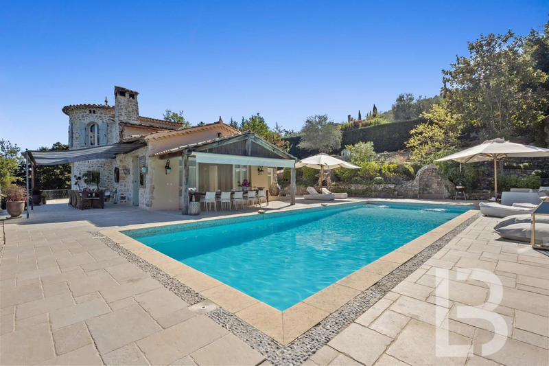 Maison - 451 m² - 15 pièces