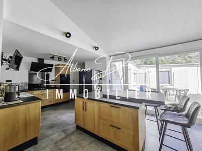 Maison - 208 m² - 9 pièces