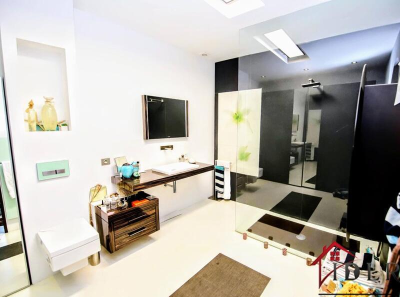 Demeure - 360 m² - 16 pièces