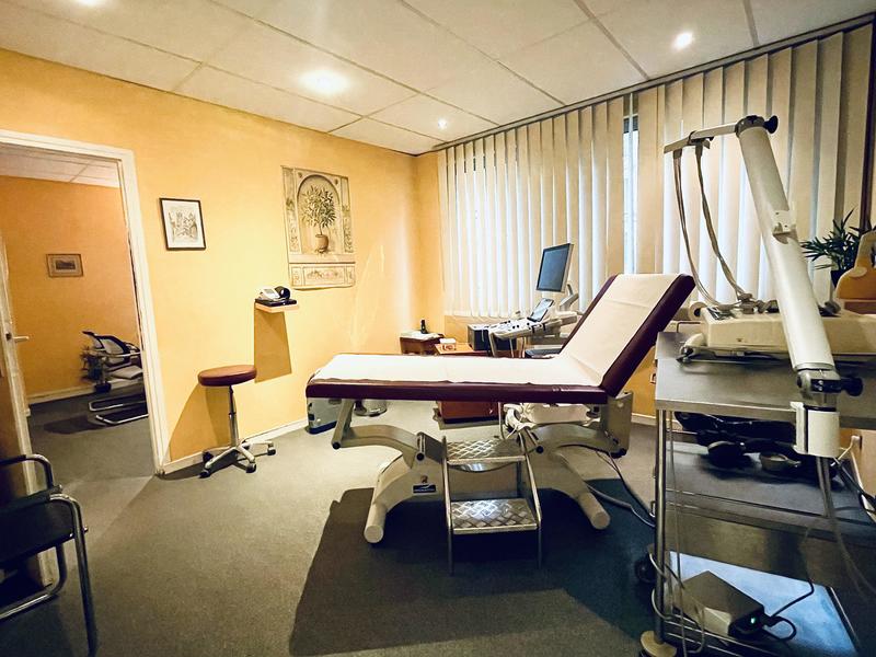 Local commercial - 215 m² - 10 pièces